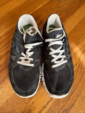 Nike Men's Black and White Athletic Trainers